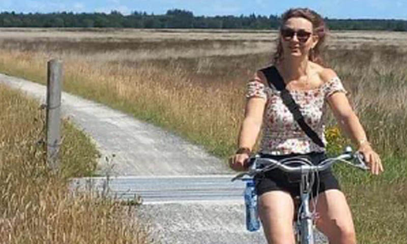 Een van de zussen; Erna op de fiets in de natuur - Two Sisters Catering